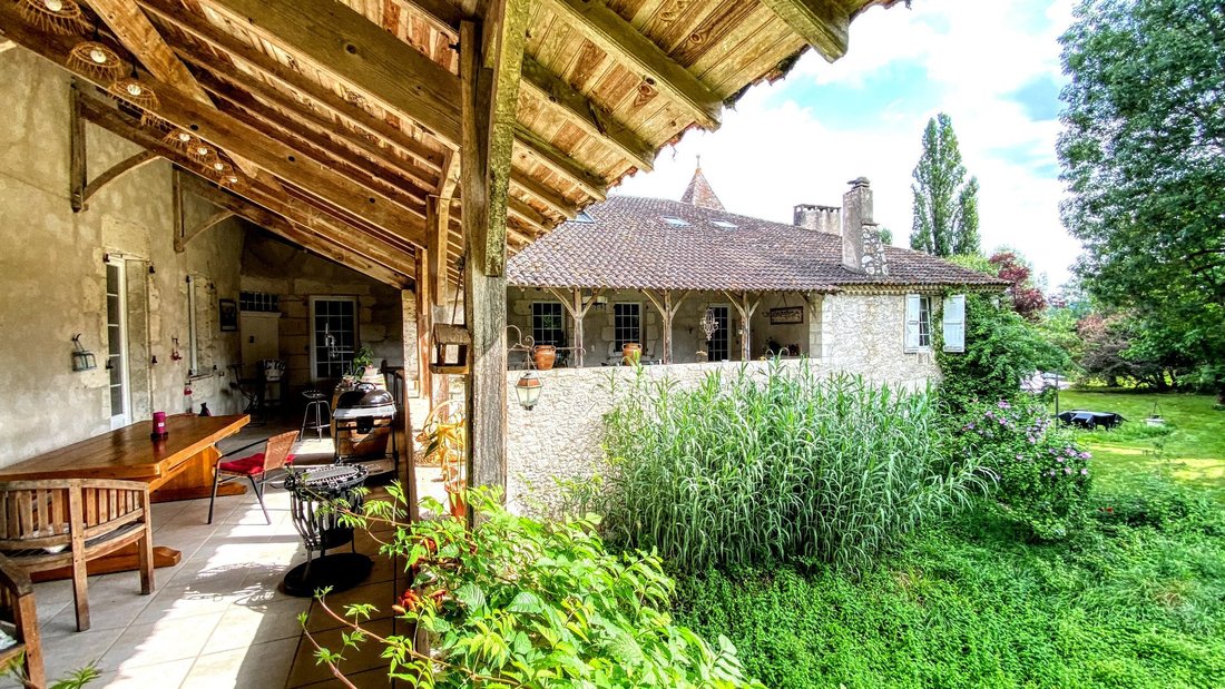 The Mill Castle of Lauzerte: A 17th-Century Spa Retreat Woven with Water & Light