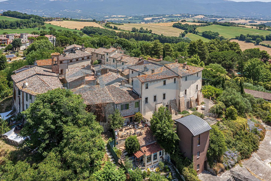 Rosceto’s Crown: A 12th-Century Umbrian Castle Reborn in Timeless Splendor