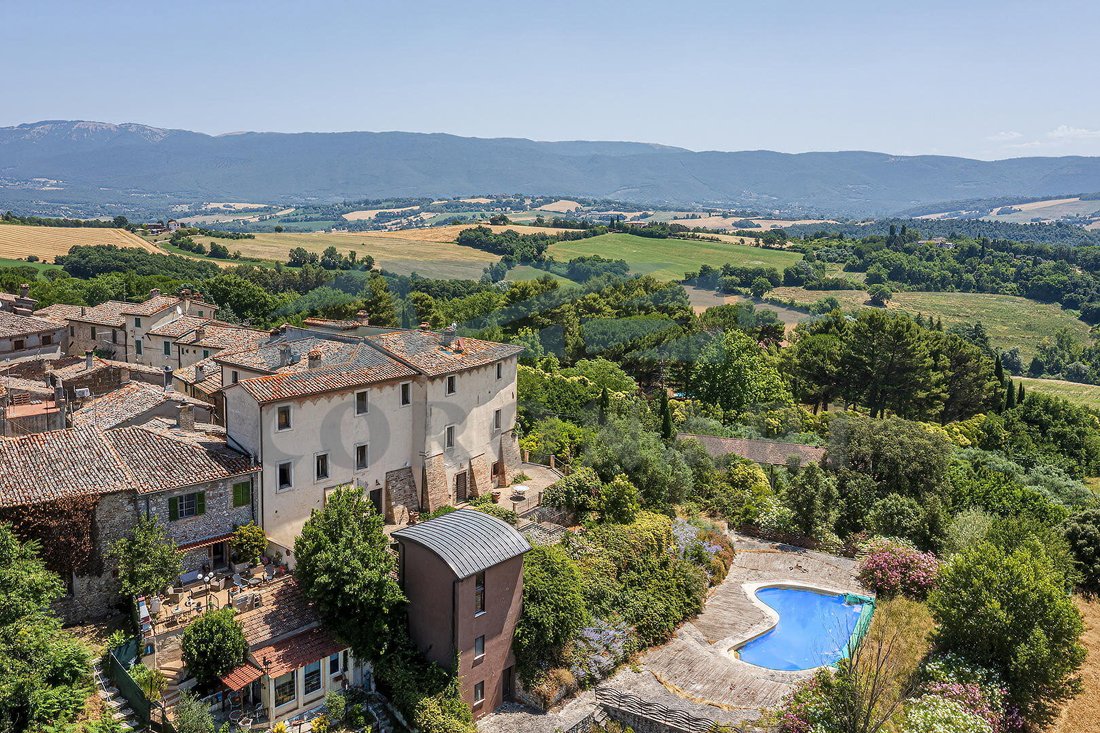 Rosceto’s Crown: A 12th-Century Umbrian Castle Reborn in Timeless Splendor