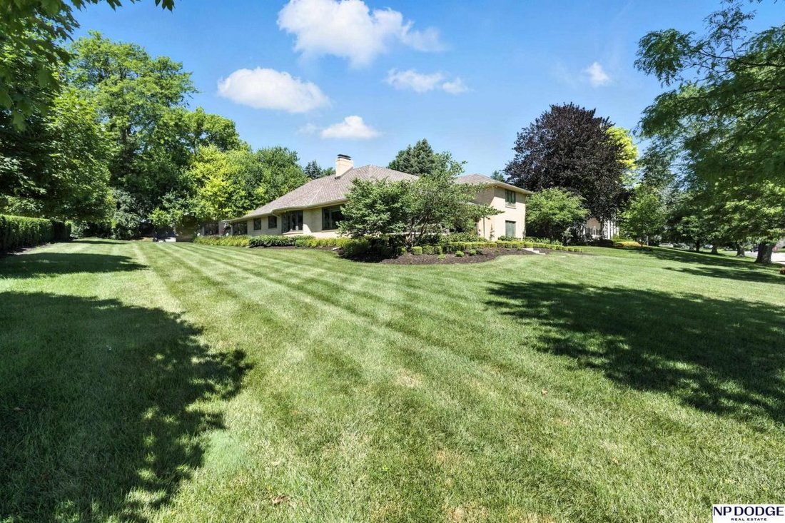 Lovely Lush Property In Omaha - 1100xxs 