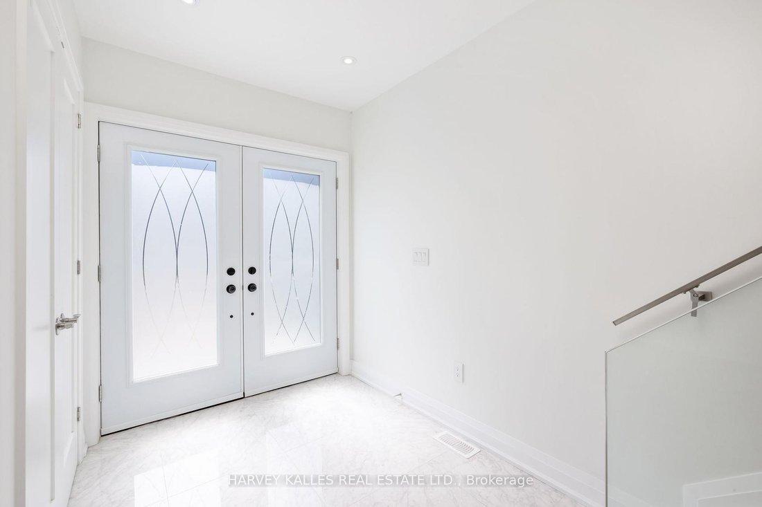 House in Toronto, Ontario, Canada 4 - 15896356