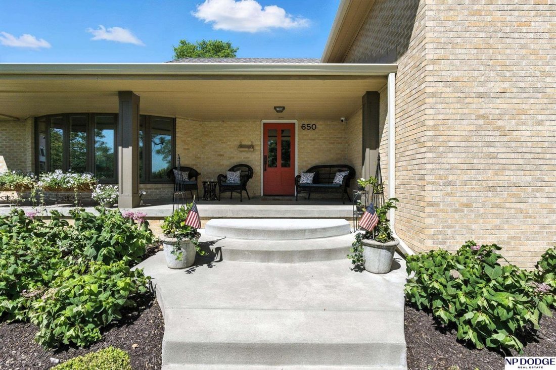 Lovely Lush Property In Omaha - 1100xxs 