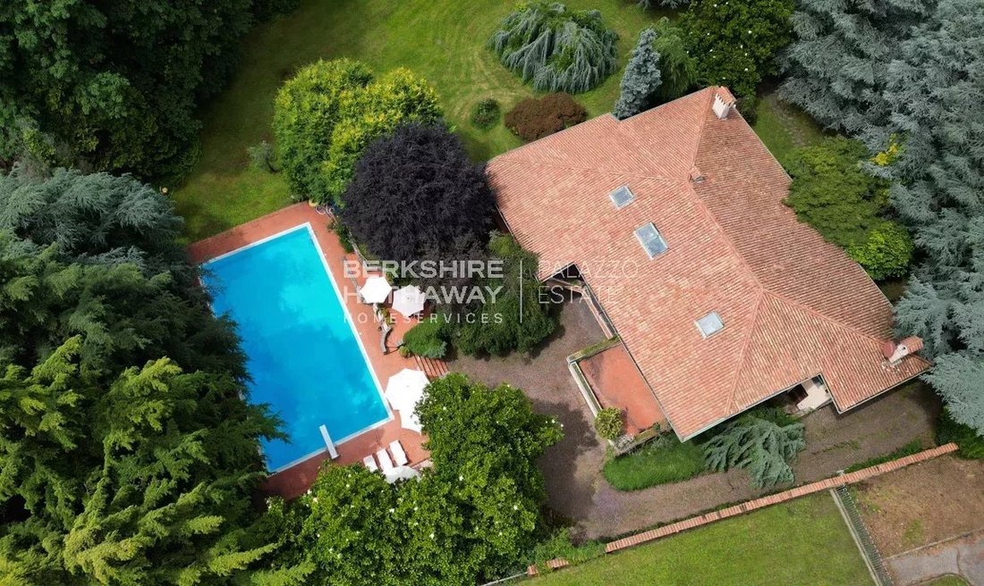 Villa in Cassano Magnago, Lombardy, Italy 1 - 15895893