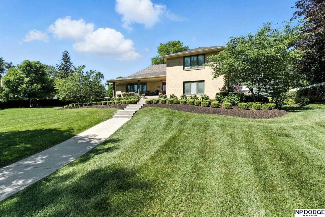 Lovely Lush Property In Omaha - 1100xxs 