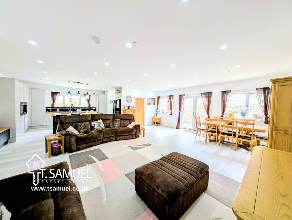 House in Mountain Ash West, Wales 3 - 15894326