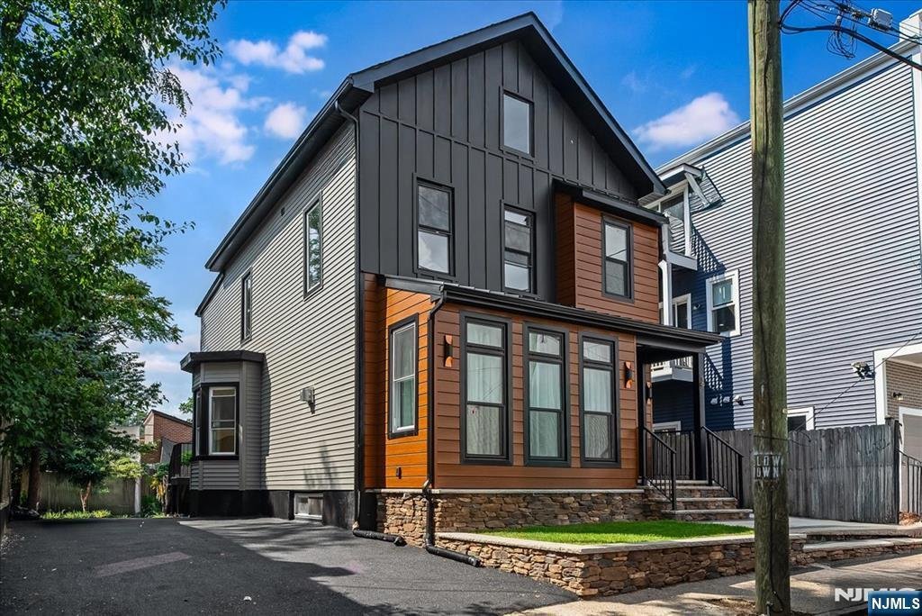 Residential Montclair In Montclair - 1100xxs 