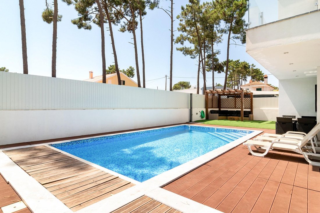 Villa in Aroeira, Charneca de Caparica e Sobreda, Portugal 1 - 15894272