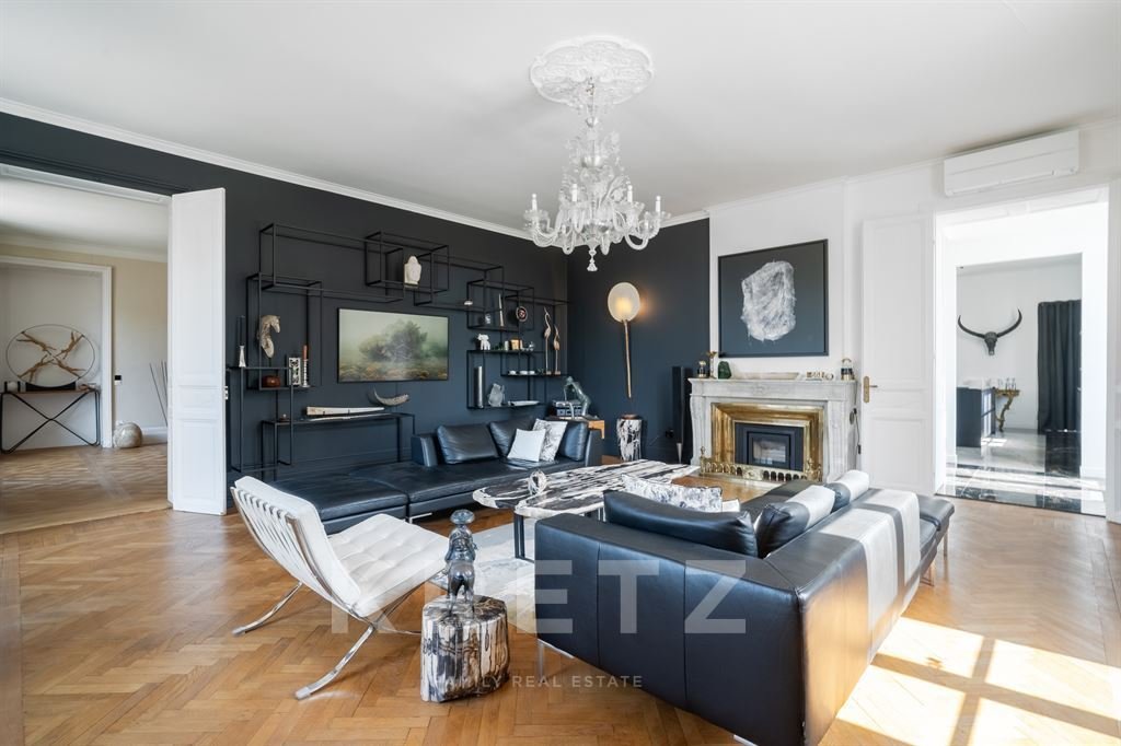 Whispers of Versailles: A Timeless Château in Sunlit Aquitaine - 5