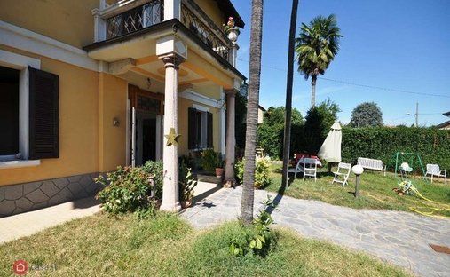Villa en Angera, Lombardía, Italia 1
