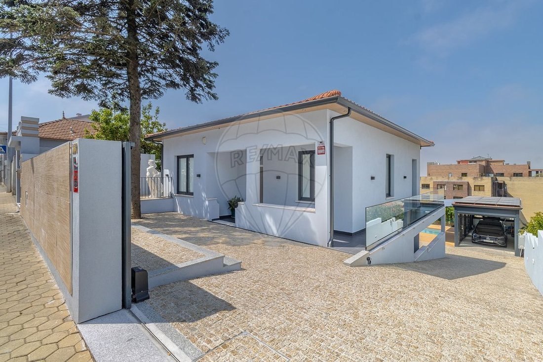 House in Mafamude e Vilar do Paraiso, Porto District, Portugal 1 - 15899758