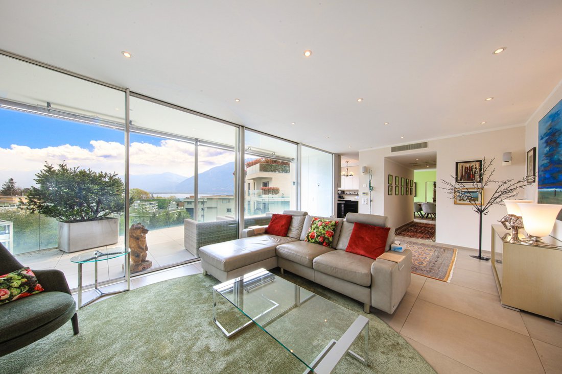Elegant Penthouse With Partial Lake View