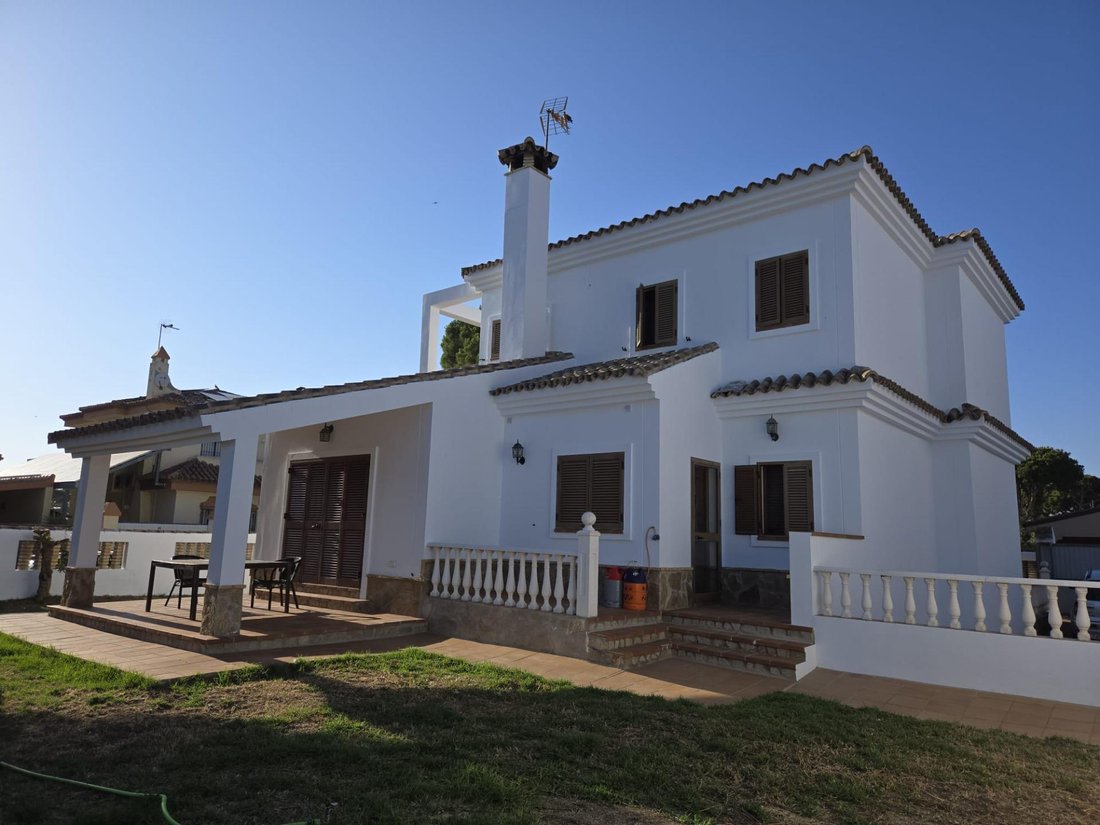 Villa in Chiclana de la Frontera, Andalusia, Spain 1 - 15902939