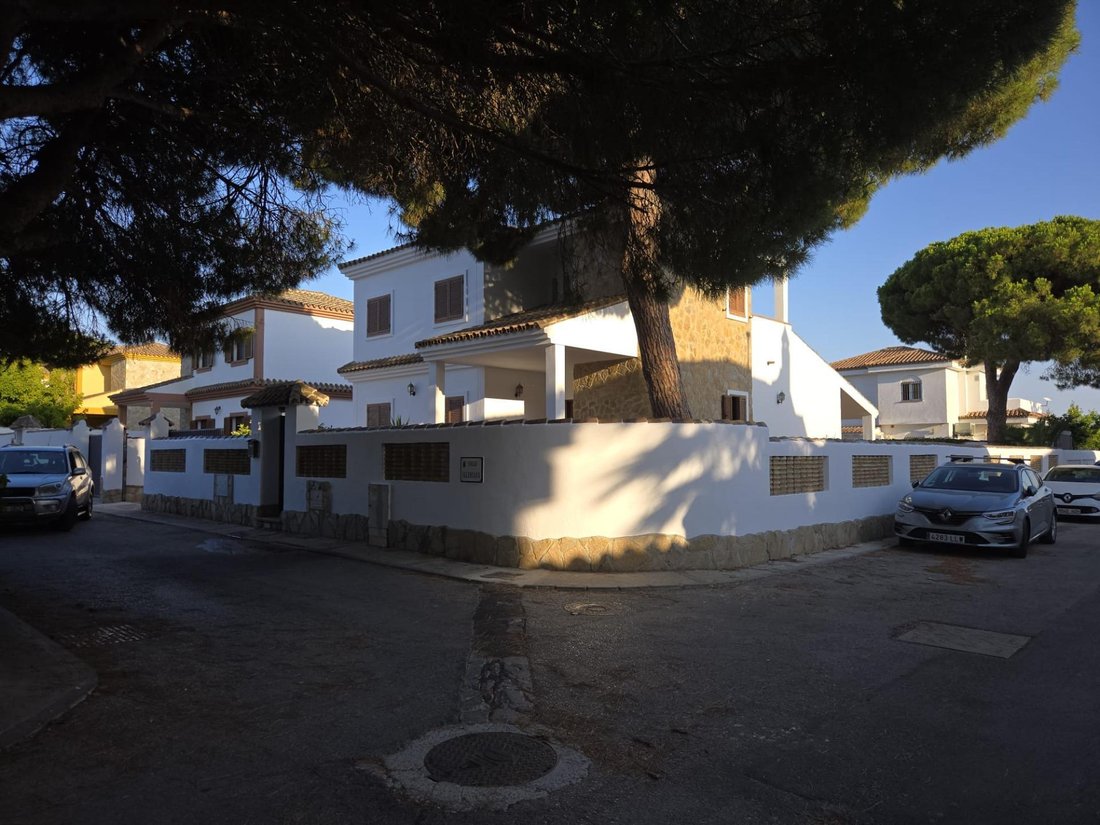 Villa in Chiclana de la Frontera, Andalusia, Spain 3 - 15902939