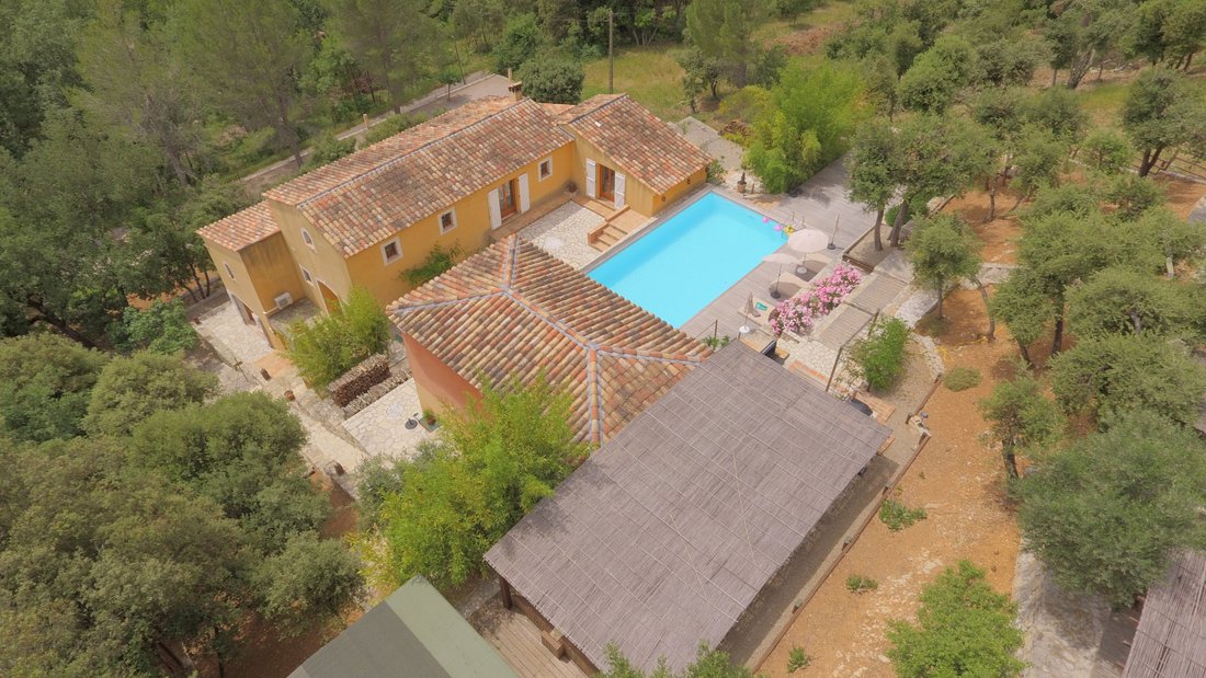 Provence’s Sunlit Sanctuary: A Riviera Dream with River & Vine-Kissed Terraces