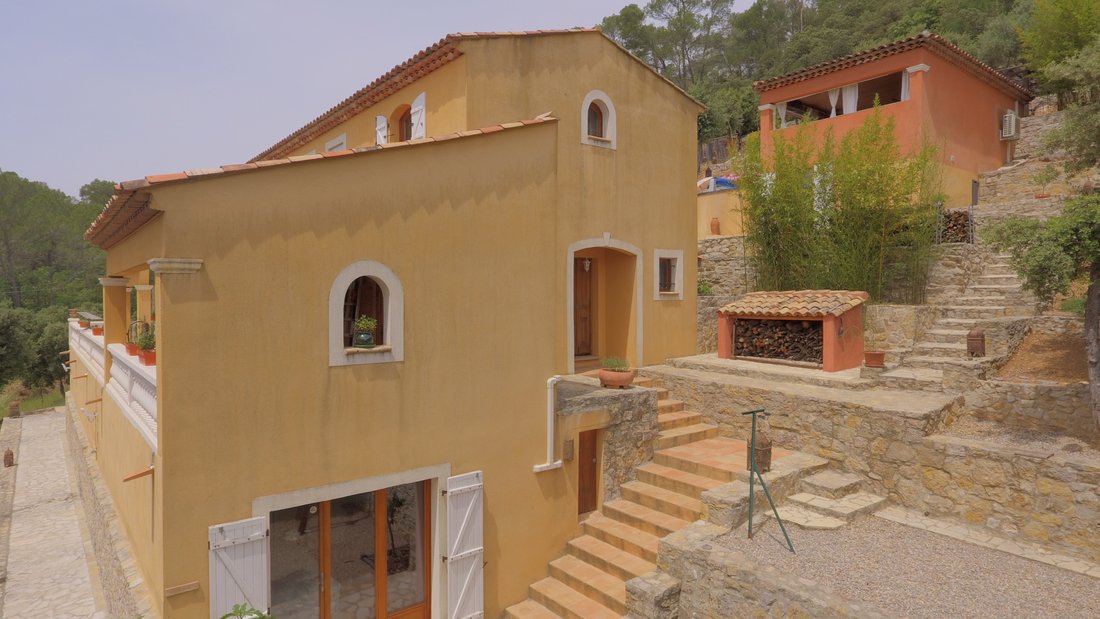 Provence’s Sunlit Sanctuary: A Riviera Dream with River & Vine-Kissed Terraces