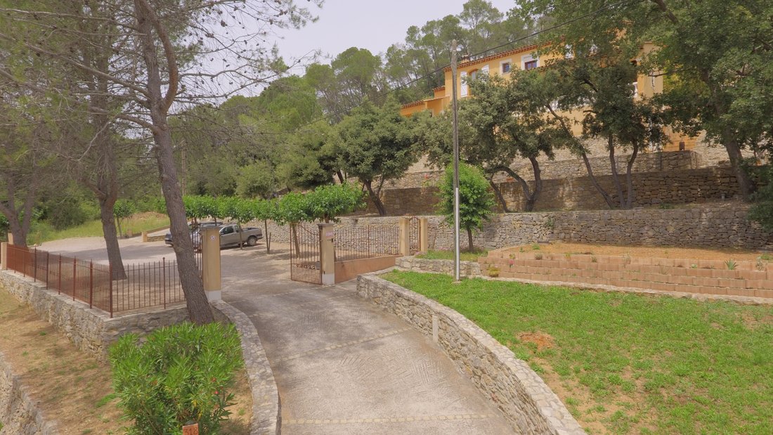 Provence’s Sunlit Sanctuary: A Riviera Dream with River & Vine-Kissed Terraces