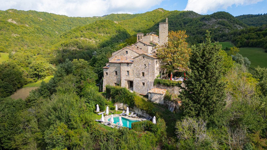 Whispers of the 12th Century: A Castle-Hamlet’s Timeless Embrace in Le Marche’s Emerald Hills