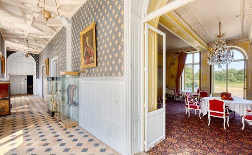Castle for Sale in Auneau-Bleury-Saint-Symphorien, Centre-Val de Loire, France
