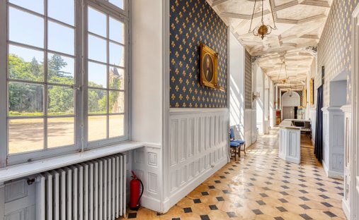 Castle for Sale in Auneau-Bleury-Saint-Symphorien, Centre-Val de Loire, France