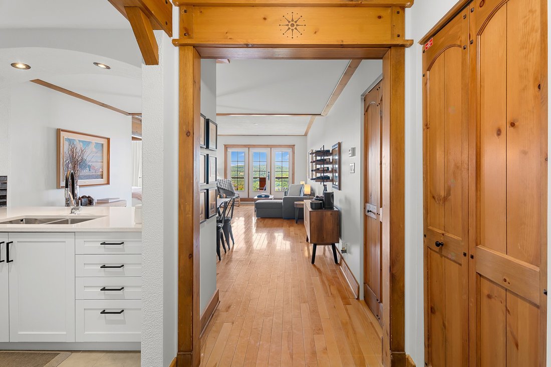 Condo in Mont-Tremblant, Quebec, Canada 3 - 15910025