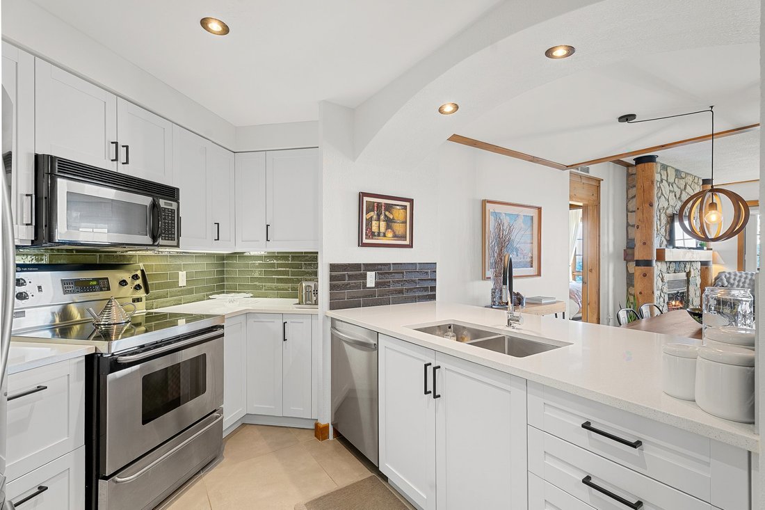 Condo in Mont-Tremblant, Quebec, Canada 4 - 15910025