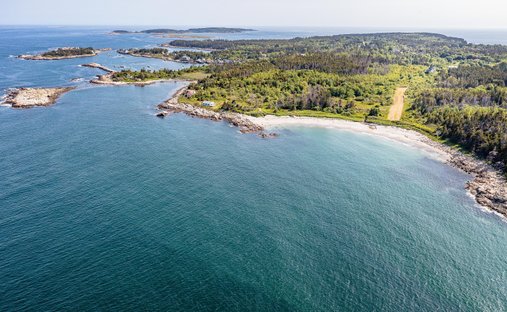 Luxury houses with private airport - 507x312xc 