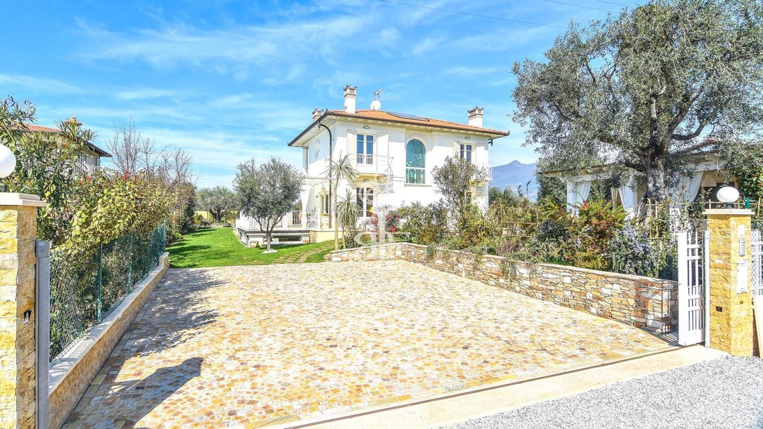 Villa in Pietrasanta, Tuscany, Italy 3 - 15907841