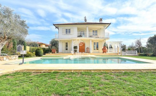 Villa in Pietrasanta, Tuscany, Italy 1