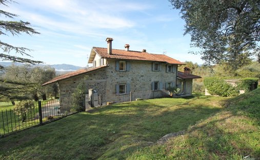 Country House in Fivizzano, Tuscany, Italy 1