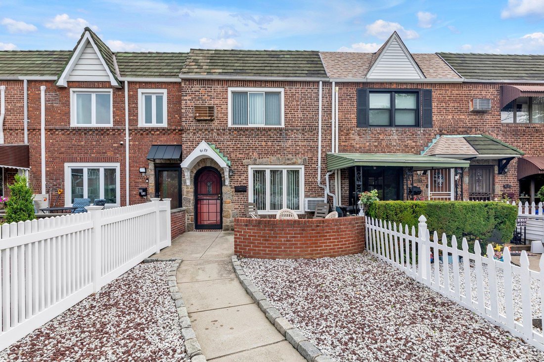 House Middle Village In New York - 1100xxs 