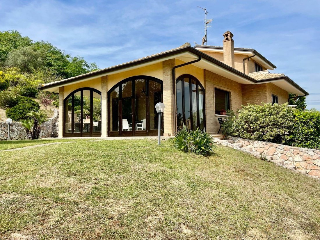 Villa in Conca degli Ulivi, Marche, Italy 1 - 14340203