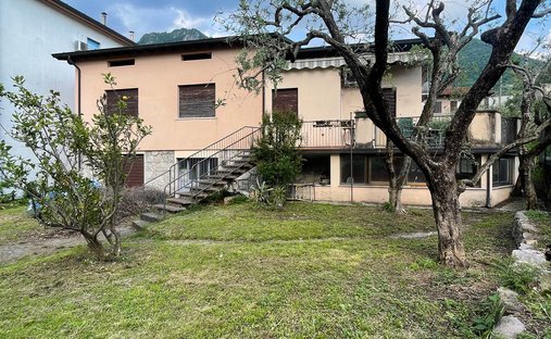 Villa in Sale Marasino, Lombardei, Italien 1