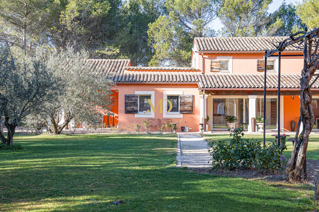 Château des Rêves Provençaux: A Sunlit Sanctuary Between Roussillon & Gordes