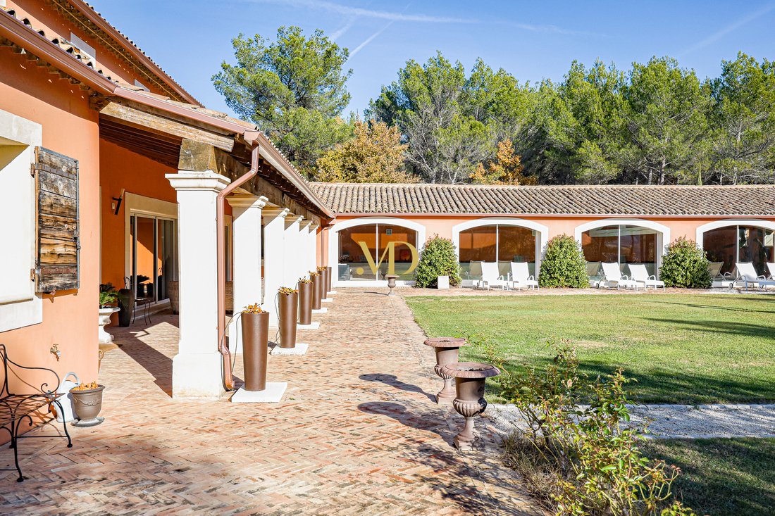 Château des Rêves Provençaux: A Sunlit Sanctuary Between Roussillon & Gordes