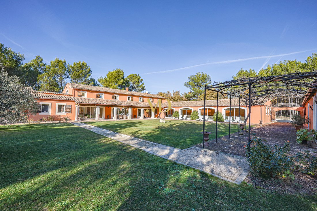 Château des Rêves Provençaux: A Sunlit Sanctuary Between Roussillon & Gordes