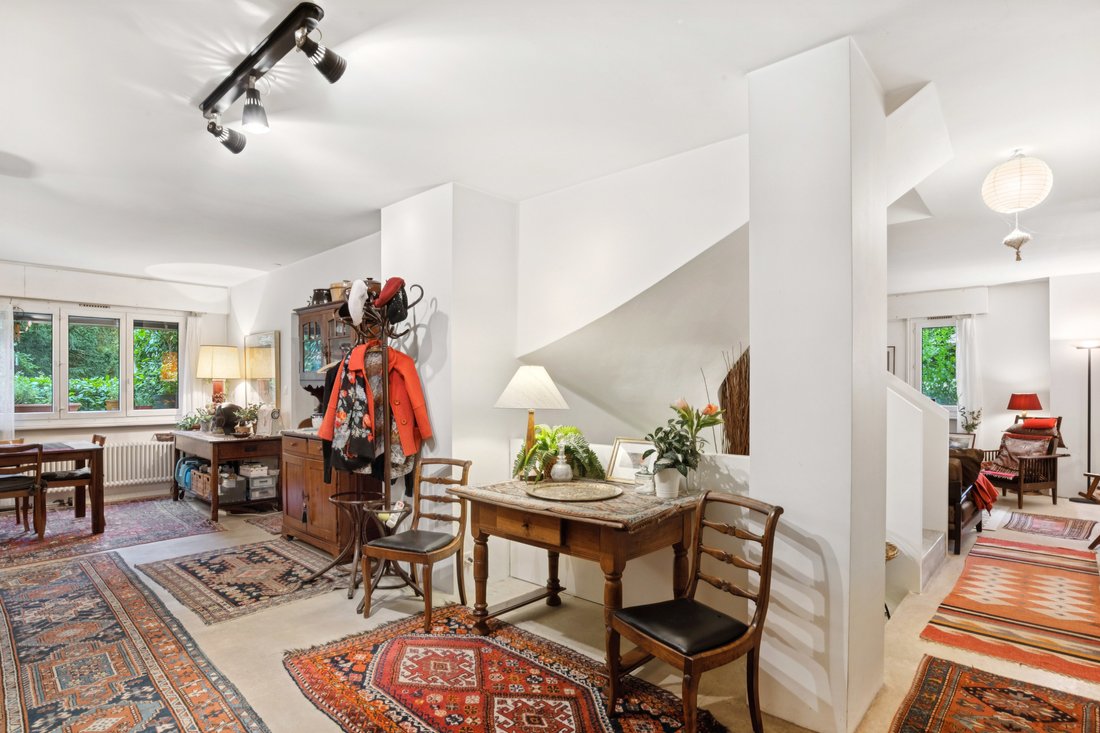 Superb Family Duplex In The Heart Of A Sought After Neighborhood