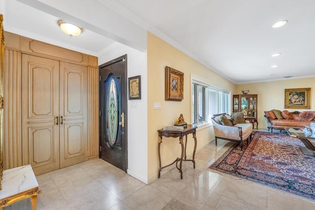 Beautiful Expanded Ranch In Saddle Rock In Great Neck, New York, United ...