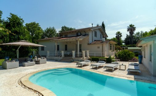 Villa in Pietrasanta, Tuscany, Italy 1