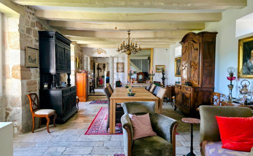 Castle for Sale in Brive-la-Gaillarde, Nouvelle-Aquitaine, France
