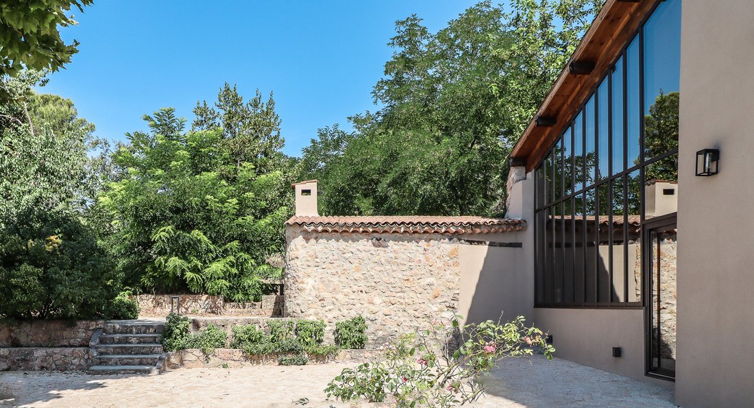 Château des Rêves: A Timeless Crown in Provence’s Golden Hills