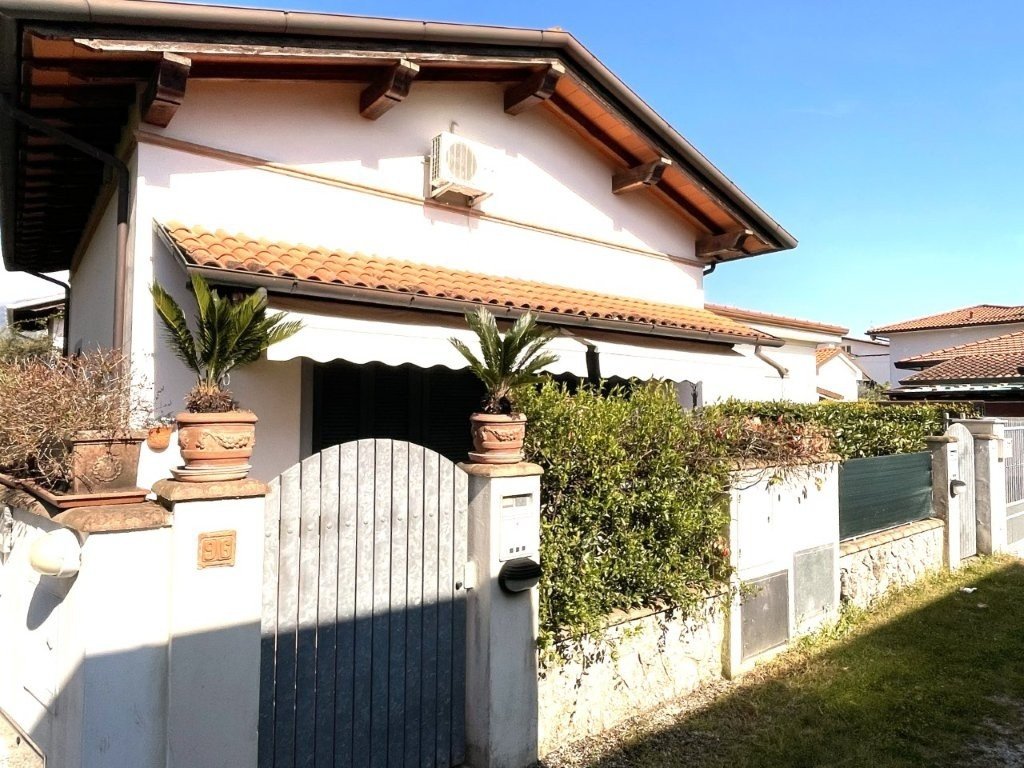 House in Pietrasanta, Tuscany, Italy 2 - 15924045