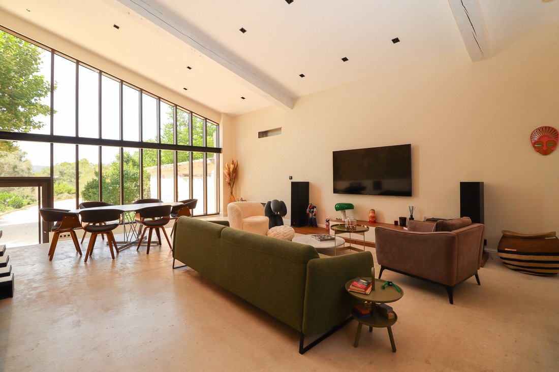 Château des Rêves: A Timeless Crown in Provence’s Golden Hills - 5