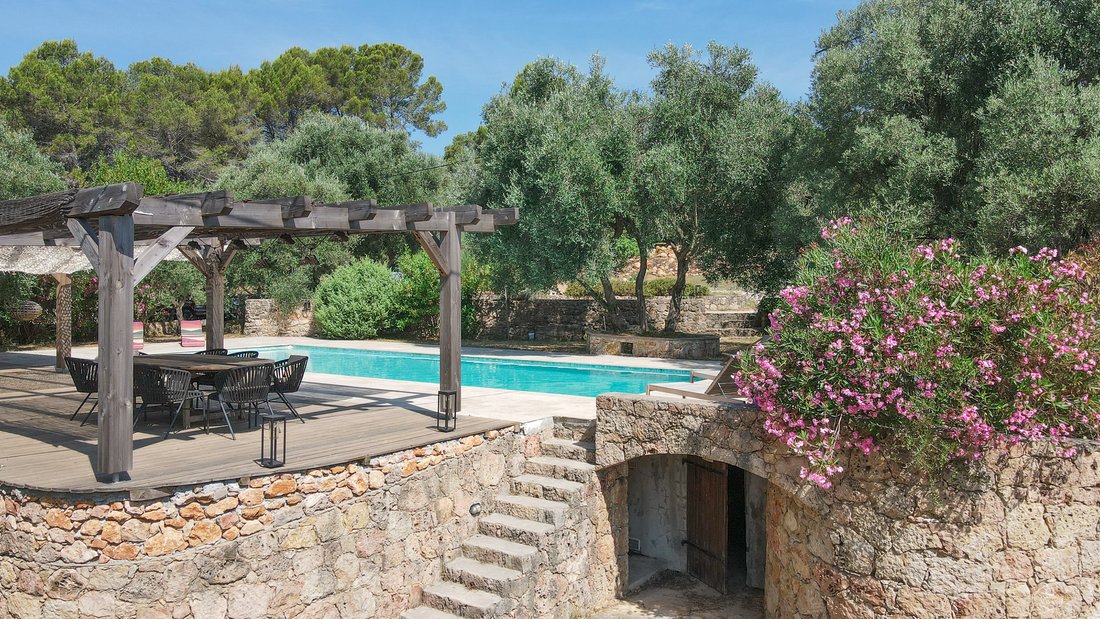 Château des Rêves: A Timeless Crown in Provence’s Golden Hills