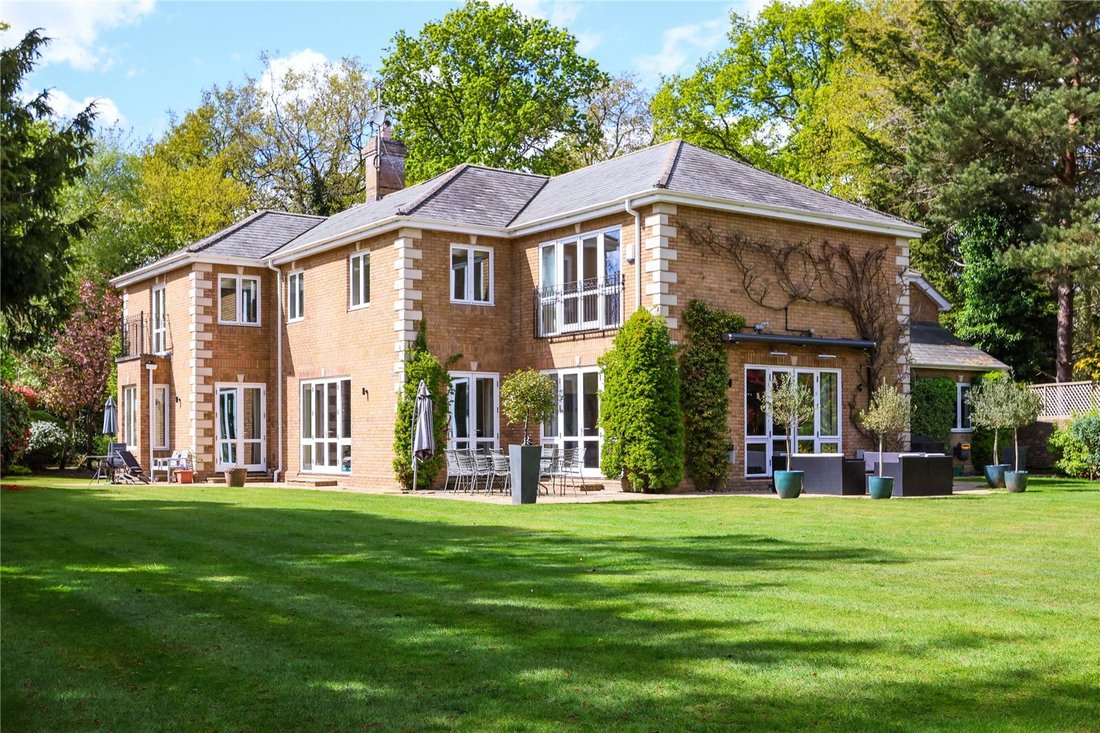 House in Burwood Park, Elmbridge, England 1 - 15920025