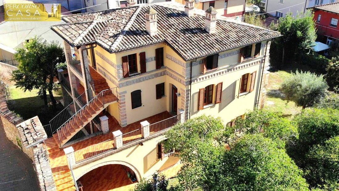 Villa in Center, Teramo, Abruzzo 1 - 15926719