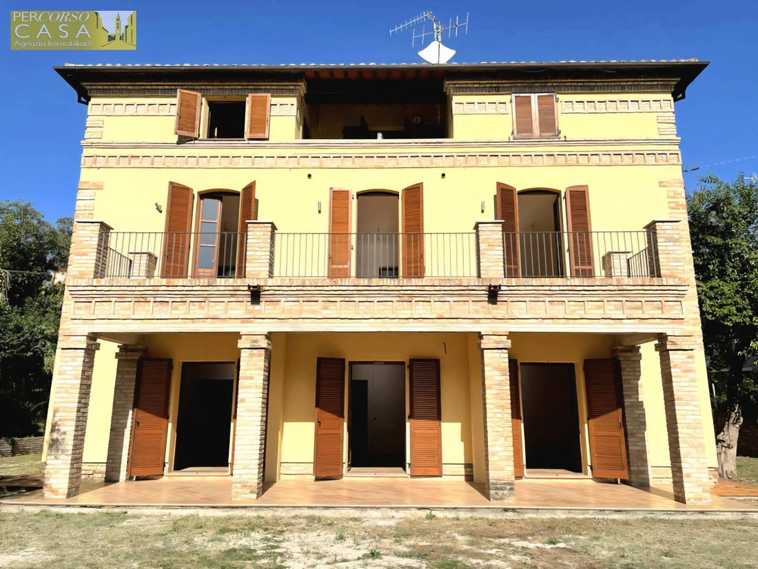 Villa in Center, Teramo, Abruzzo 2 - 15926719