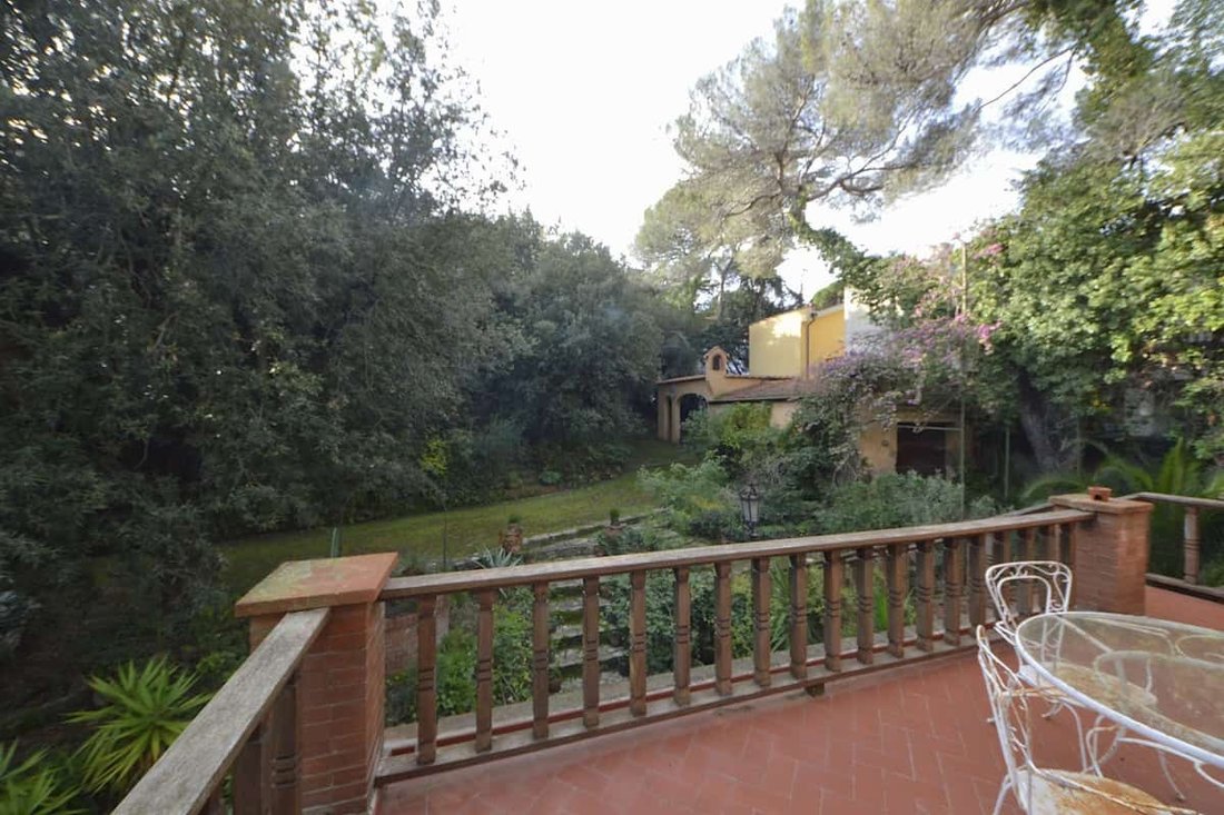 The Sapphire Tower: A 1912 Noble Villa Whispering to the Tuscan Sea