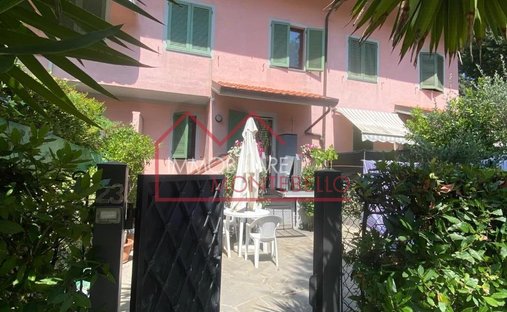 Country House in Vittoria Apuana, Forte dei Marmi, Tuscany 1