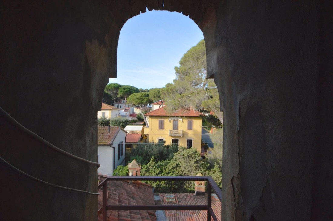 The Sapphire Tower: A 1912 Noble Villa Whispering to the Tuscan Sea