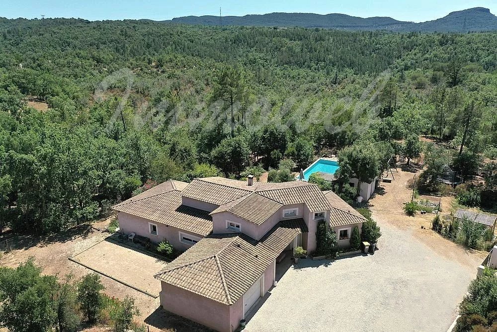 Villa in Saint-Paul-en-Forêt, Provence-Alpes-Côte d'Azur, France 2 - 15379484